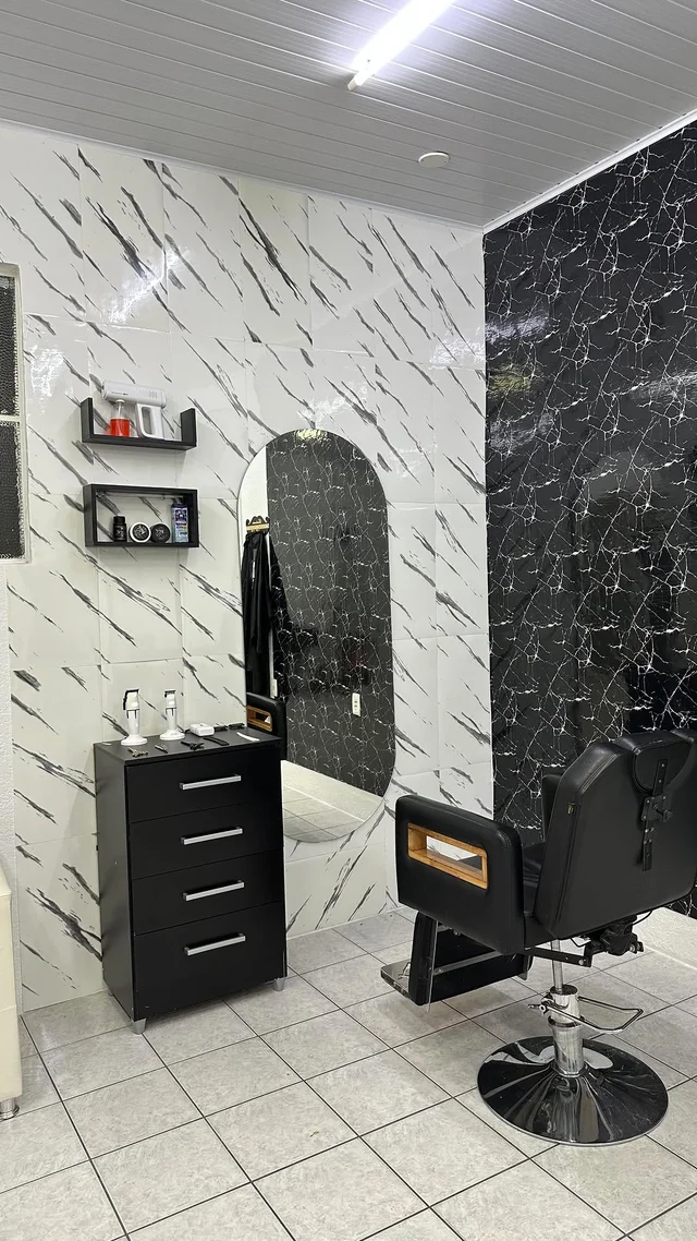 Interior da BRAVOS 7D — cadeira premium e decoração mármore preto e branco